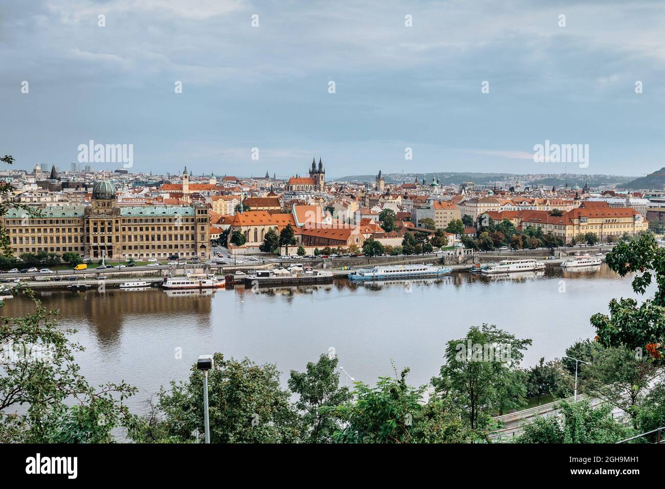 Blick auf Prag aus Letna Park, Tschechische Republik.Prag Panorama an bewölktem regnerischen Tag. Erstaunliche europäische Stadtlandschaft. Rote Dächer, Türme, Moldau, historische Stockfoto