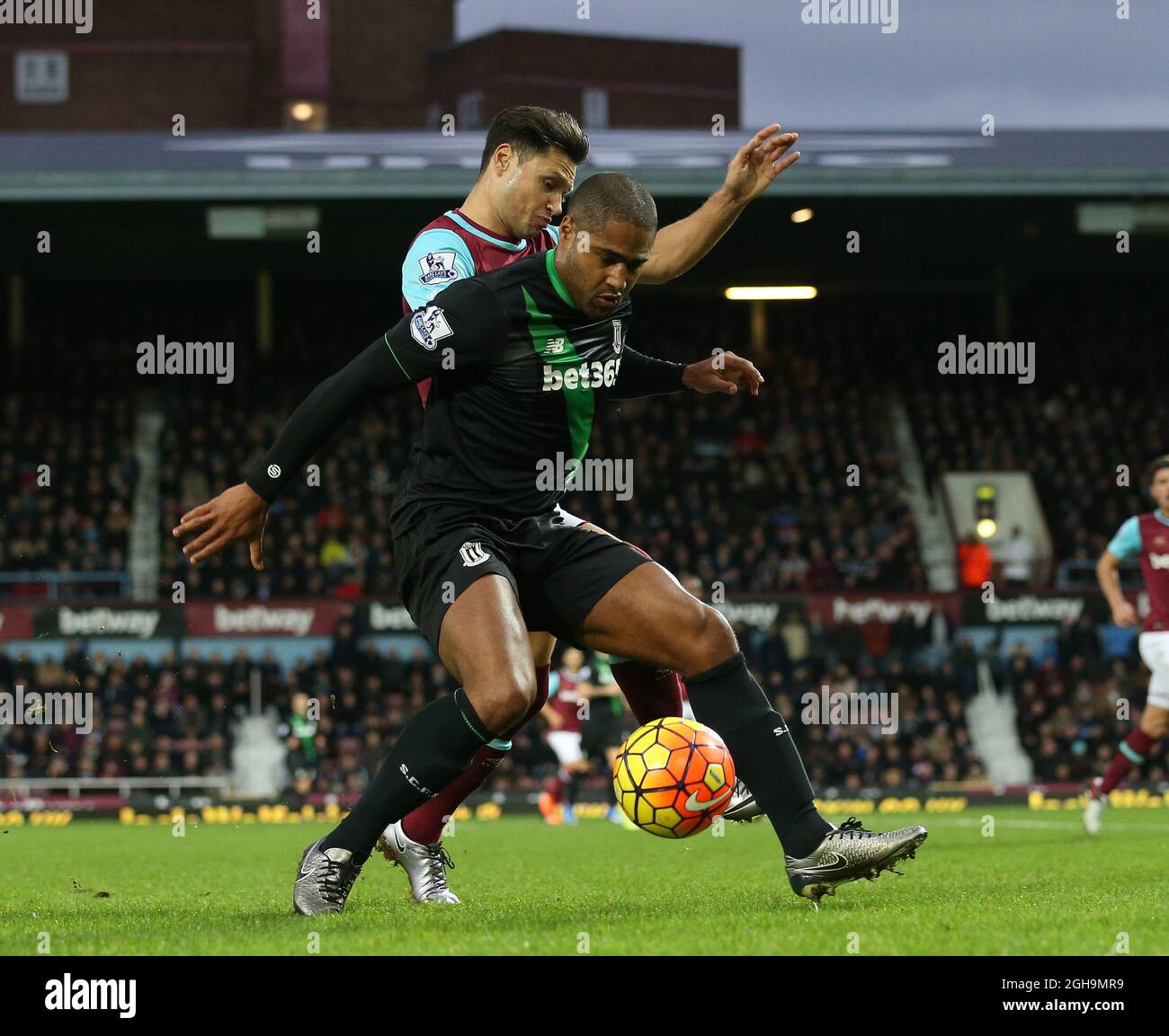 Bild #: 41479216 Dec 12, 2015 - London, Vereinigtes Königreich - West Ham's Mauro Zarate tusles with Stoke's Glen Johnson..Barclays Premier League - West Ham United gegen Stoke City - Upton Park - England -12. Dezember 2015 - Stockfoto