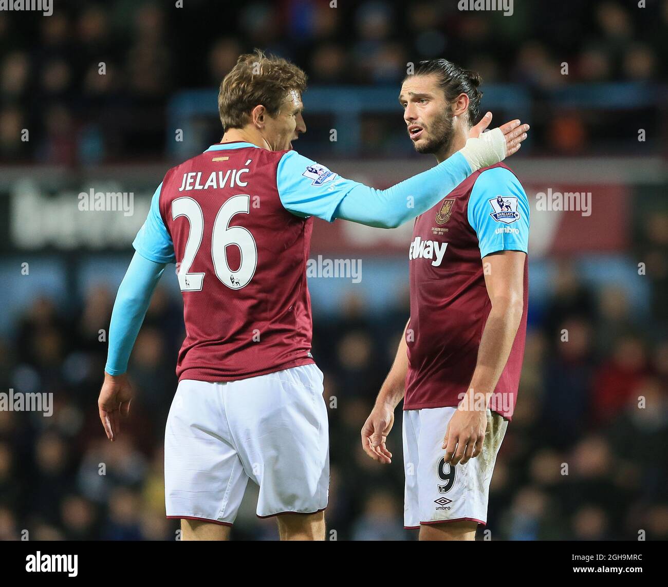 Bild #: 41479362 Dec 12, 2015 - London, Vereinigtes Königreich - West Hams Nikica Jelovic argumentiert mit Andy Carroll..Barclays Premier League - West Ham United gegen Stoke City - Upton Park - England -12. Dezember 2015 - Stockfoto