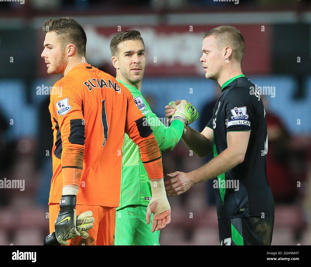 Image #: 41479328 Dec 12, 2015 - London, Vereinigtes Königreich - West Ham's Adrian umarmt Stoke's Jack Butland bei der letzten Pfeife..Barclays Premier League - West Ham United gegen Stoke City - Upton Park - England -12. Dezember 2015 - Stockfoto