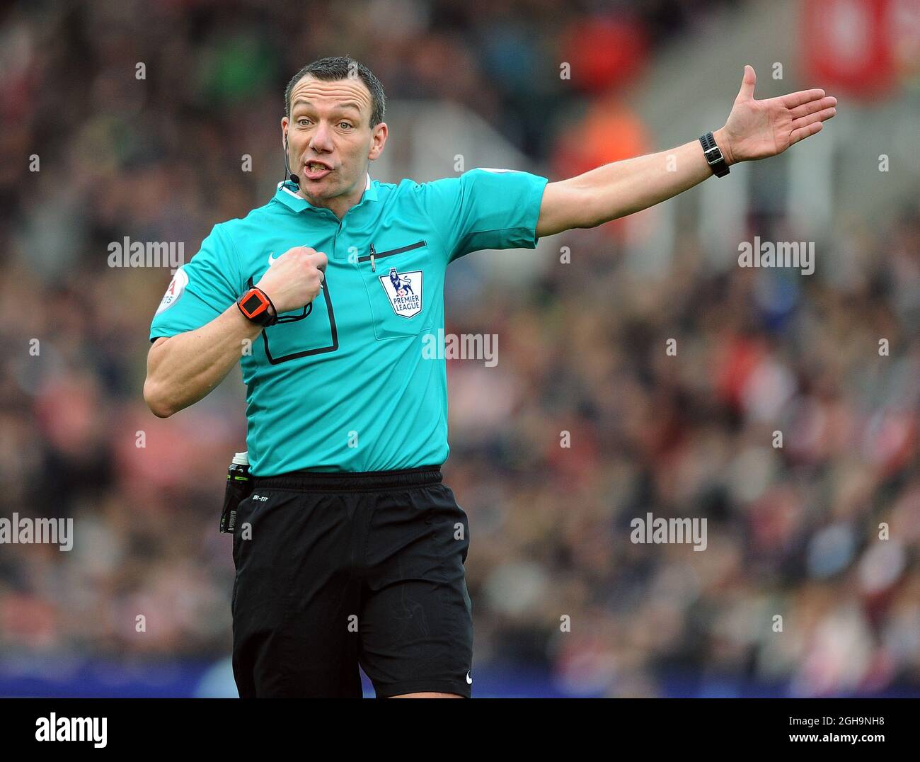 Bild #: 41635444 Dec. 26, 2015 - Stoke on Trent, Großbritannien - Schiedsrichter Kevin Friend.- Barclays Premier League - Stoke City vs Manchester United - Britannia Stadium - Stoke on Trent - England - 26. Dezember 2015 Stockfoto