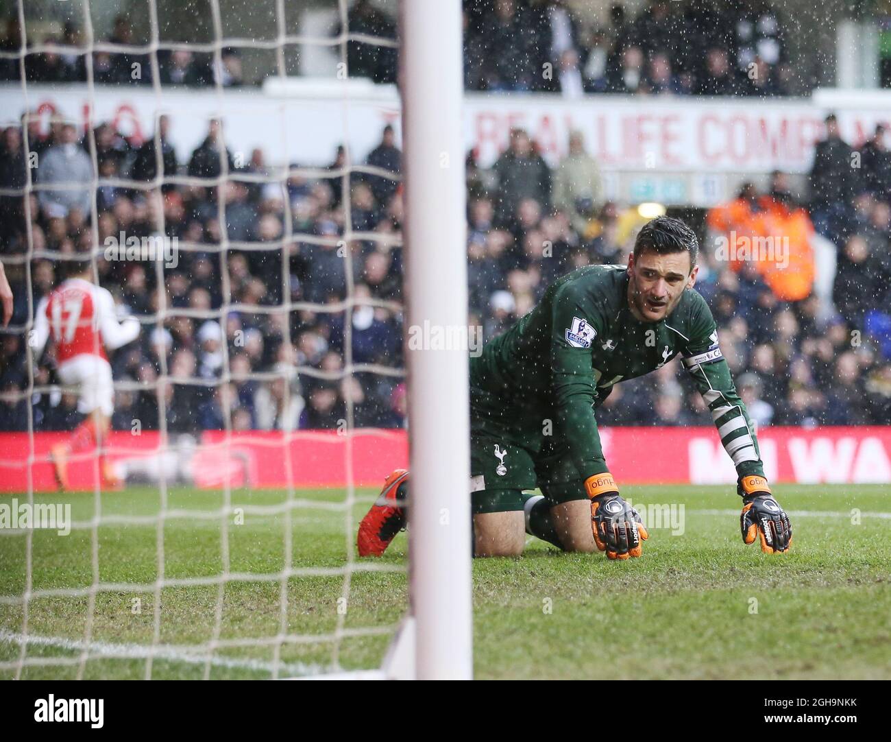 Tottenhamâ €™s Hugo Lloris sieht auf niedergeschlagen als Arsenalâ €™s Alexis Sanchez feiert Scoring seiner Seiten zweites Tor während der Barclays Premier League Spiel in White Hart Lane. Bildnachweis sollte lauten: David Klein/Sportimage via PA Images Stockfoto