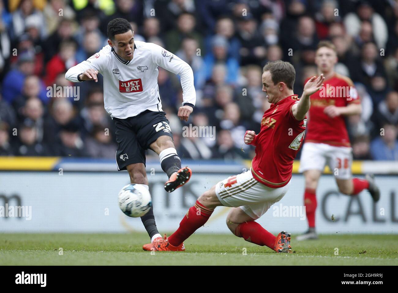 Forestâ €™s David Vaughan Blocks einen Schuss von Tom Ince von Derby während der Skybet Championship-Spiel im iPro Stadium. Bildnachweis sollte lauten: Philip Oldham/Sportimage via PA Images Stockfoto