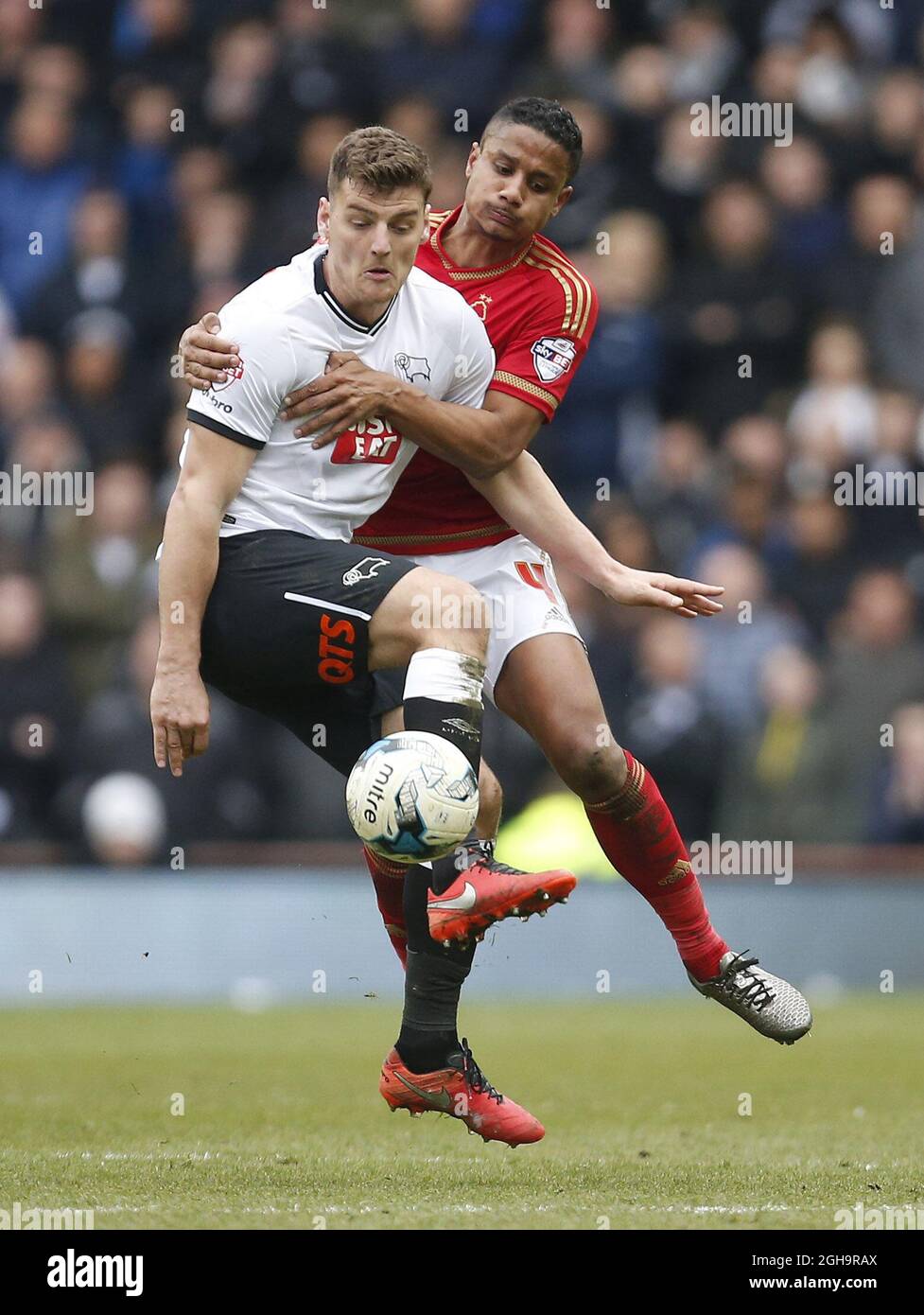 Chris Martin von Derby und Forestâ €™s Michael Mancienne während der Skybet Championship-Spiel im iPro Stadium. Bildnachweis sollte lauten: Philip Oldham/Sportimage via PA Images Stockfoto