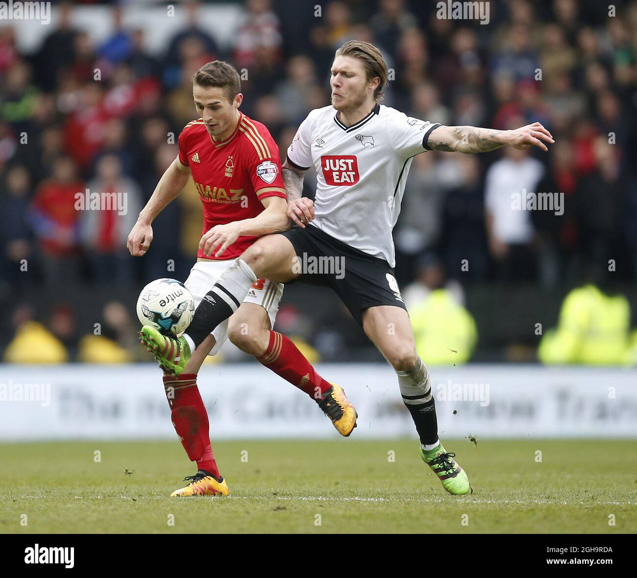 Forest's Chris Cohen und Jeff Hendrick von Derby während des Skybet Championship-Spiels im iPro Stadium. Bildnachweis sollte lauten: Philip Oldham/Sportimage via PA Images Stockfoto