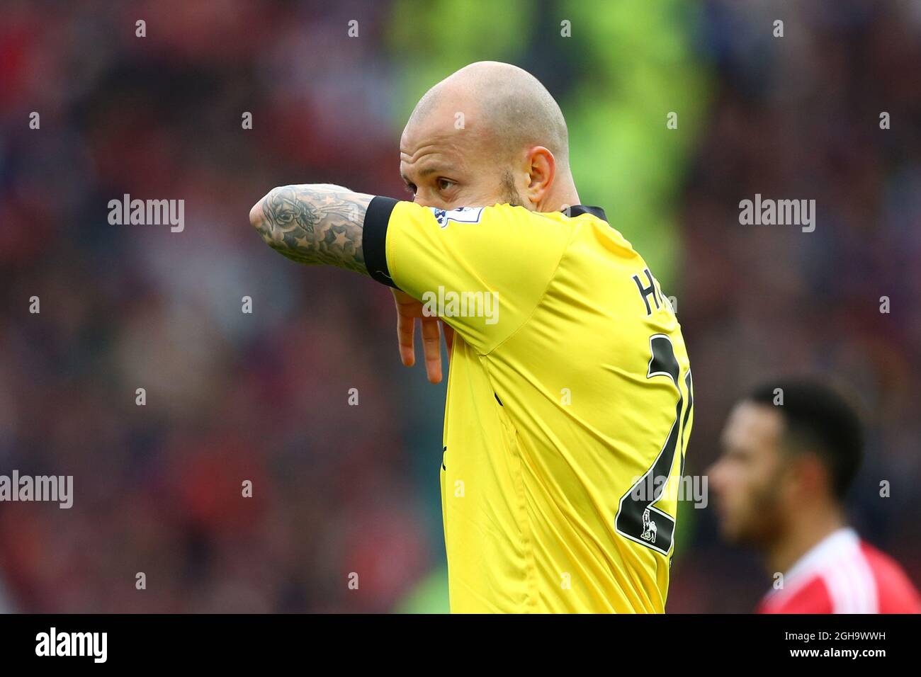 Alan Hutton von Aston Villa wurde während des Spiels der Barclays Premier League in Old Trafford niedergeschlagen. Bildnachweis sollte lauten: Philip Oldham/Sportimage via PA Images Stockfoto