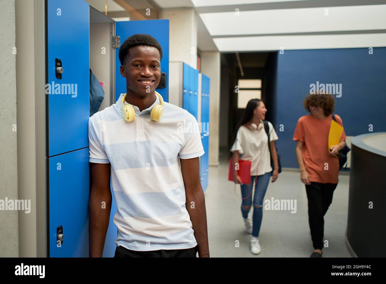 Porträt eines schwarzen Jungen, der in der Schule lächelnde Kameras ansieht. Stockfoto
