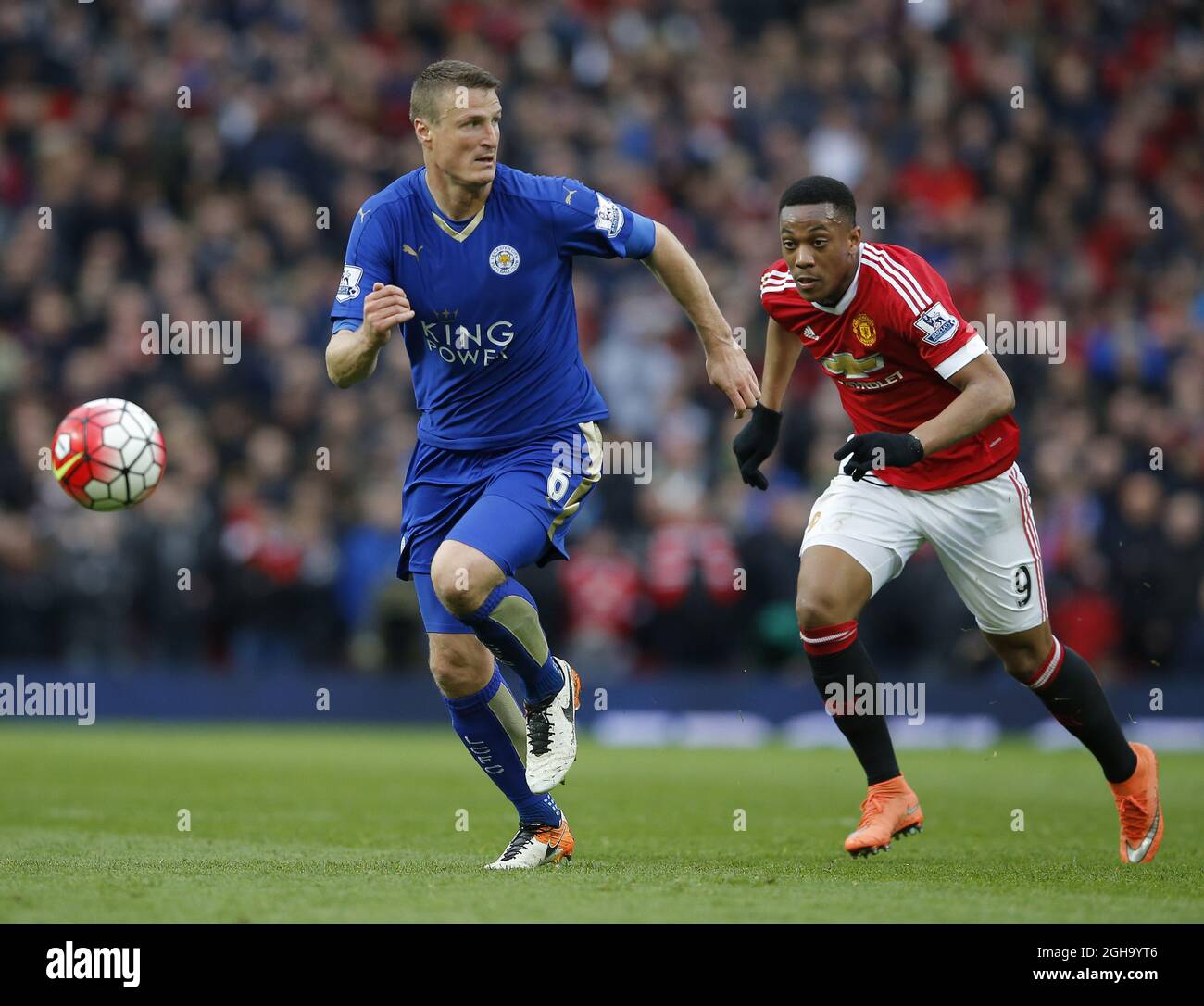 Robert Huth von Leicester City mit Anthony Martial von Manchester United während des Spiels der Barclays Premier League im Old Trafford Stadium. Bildnachweis sollte lauten: Simon Bellis/Sportimage via PA Images - Newcastle Utd vs Tottenham - St James' Park Stadium - Newcastle upon Tyne - England - 19. April 2015 - Bild Phil Oldham/Sportimage Stockfoto