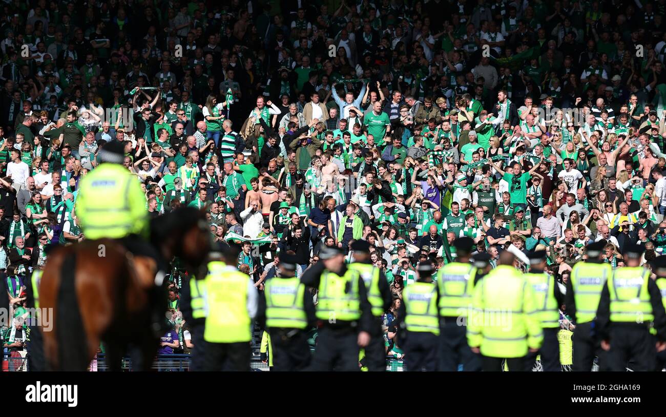 Fans und Polizei auf dem Spielfeld nach dem William Hill Scottish Cup Final Spiel im Hampden Park Stadium. Der Bildnachweis sollte lauten: Lynne Cameron/Sportimage via Sportimage Stockfoto