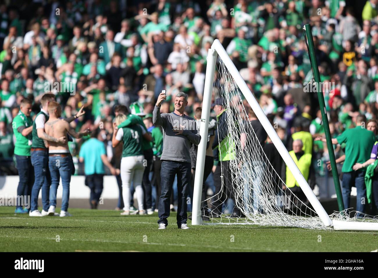 Fans und Polizei auf dem Spielfeld nach dem William Hill Scottish Cup Final Spiel im Hampden Park Stadium. Der Bildnachweis sollte lauten: Lynne Cameron/Sportimage via Sportimage Stockfoto