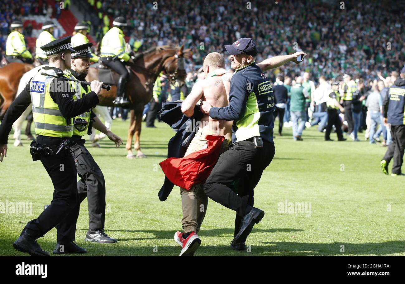 Fans und Polizei auf dem Spielfeld nach dem William Hill Scottish Cup Final Spiel im Hampden Park Stadium. Der Bildnachweis sollte lauten: Lynne Cameron/Sportimage via Sportimage Stockfoto