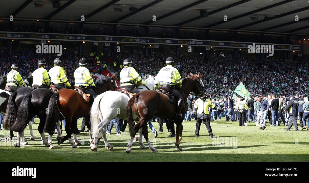 Fans und Polizei auf dem Spielfeld nach dem William Hill Scottish Cup Final Spiel im Hampden Park Stadium. Der Bildnachweis sollte lauten: Lynne Cameron/Sportimage via Sportimage Stockfoto