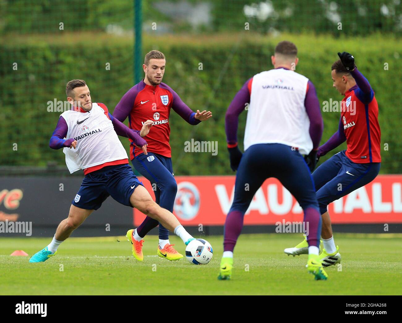 Die Engländer Jack Wilshere und Jordan Henderson beim Training auf dem Watford FC Training Ground in Aktion. Bildnachweis sollte lauten: David Klein/Sportimage via PA Images Stockfoto