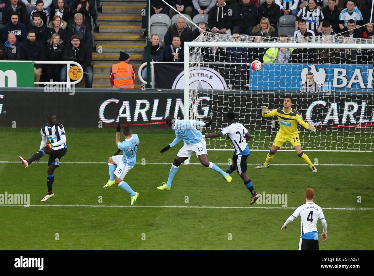 Sergio Aguero erzielte das Eröffnungstor und auch sein 100. Tor für Manchester City im Barclays Premier League-Spiel, Newcastle United gegen Manchester City im St James' Park, Newcastle - 19/4/2016 Bildnachweis sollte Scot Heppell/Sportimage via PA Images lauten Stockfoto