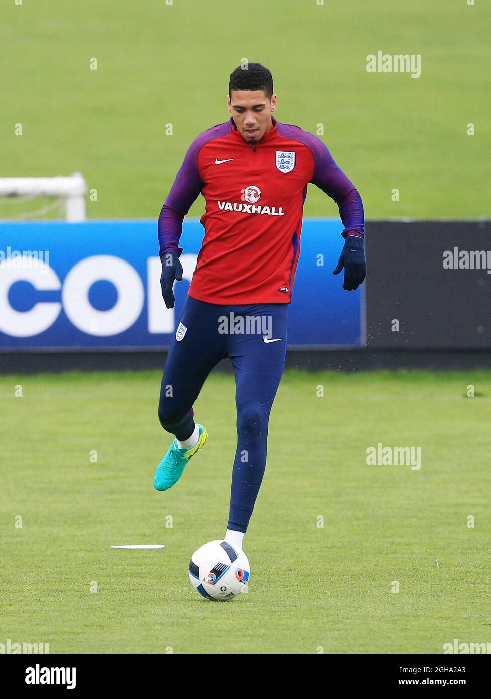 Chris Smalling aus England während einer Trainingseinheit auf dem
