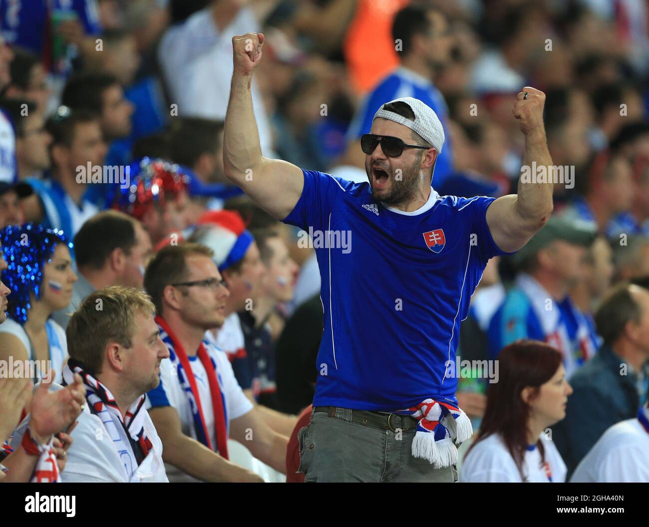 Ein slowakischer Fan ermutigt die Fans während des Spiels der UEFA-Europameisterschaft 2016 im Stadion Pierre Mauroy, Lille. Bilddatum 15. Juni 2016 Pic David Klein/Sportimage via PA Images Stockfoto