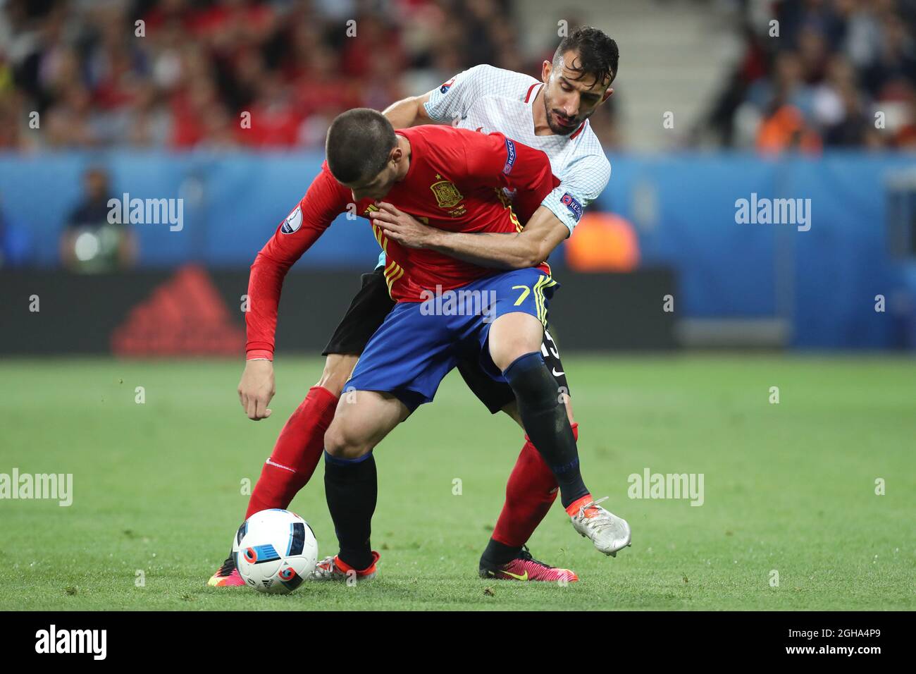 Der Spanier Alvaro Morata kämpft während des Spiels der UEFA-Europameisterschaft 2016 im Allianz Riviera Stadium in Nizza gegen Mehmet Topal aus der Türkei. Bilddatum 16. Juni 2016 Pic Phil Oldham/Sportimage via PA Images Stockfoto