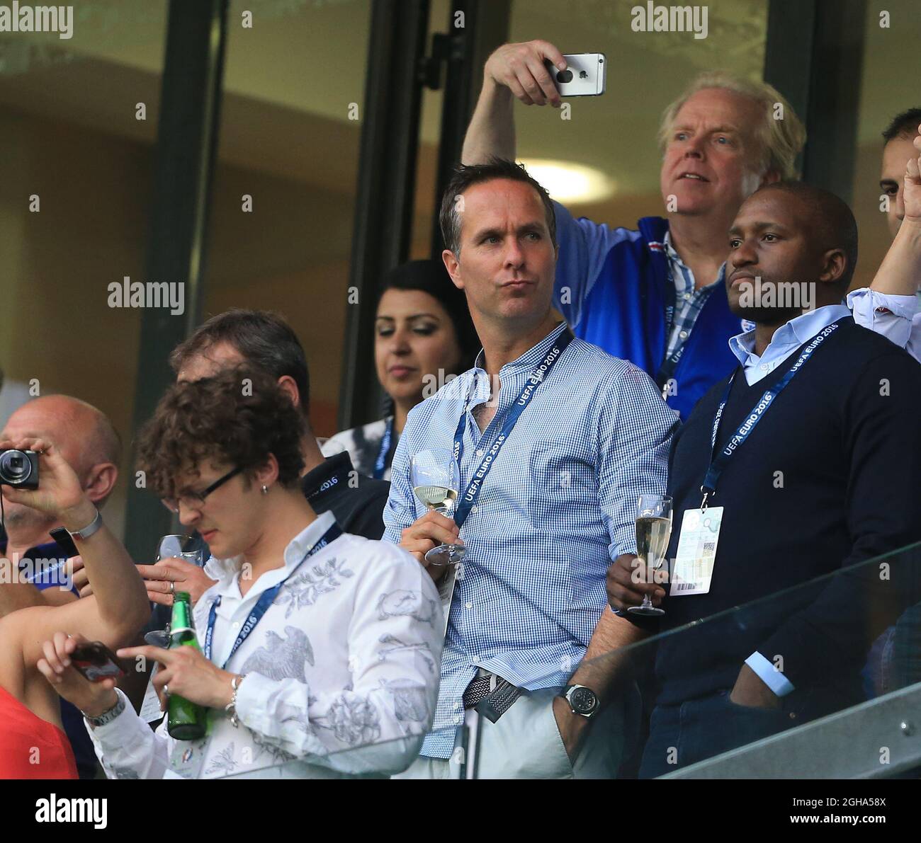 Michael Vaughan nimmt während des Spiels der UEFA-Europameisterschaft 2016 im Stade Geoffroy-Guichard, St Etienne, seinen Platz ein. Bilddatum 20. Juni 2016 Pic David Klein/Sportimage via PA Images Stockfoto