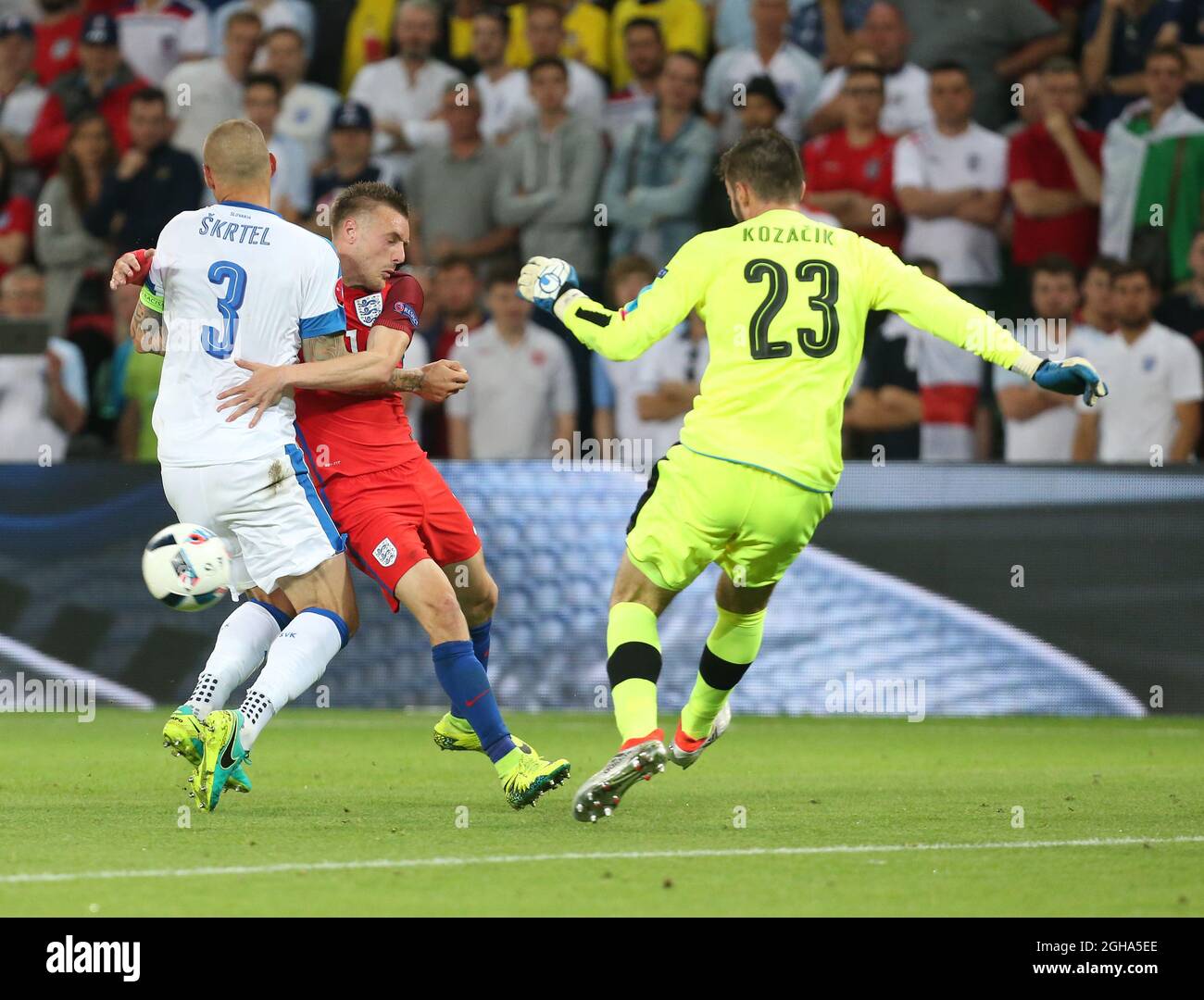 Jamie Vardy aus England stößt beim Spiel der UEFA-Europameisterschaft 2016 im Stade Geoffroy-Guichard, St. Etienne, auf Martin Skrtel aus der Slowakei. Bilddatum 20. Juni 2016 Pic Phil Oldham/Sportimage via PA Images Stockfoto