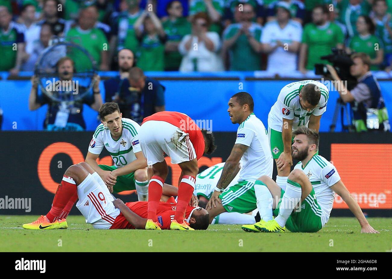 Der nordirische Craig Cathcart und Ashley Williams von Wales während des Spiels der UEFA-Europameisterschaft 2016 im Parc des Princes, Paris, wurden entrüstet. Bilddatum 25. Juni 2016 Pic David Klein/Sportimage via PA Images Stockfoto