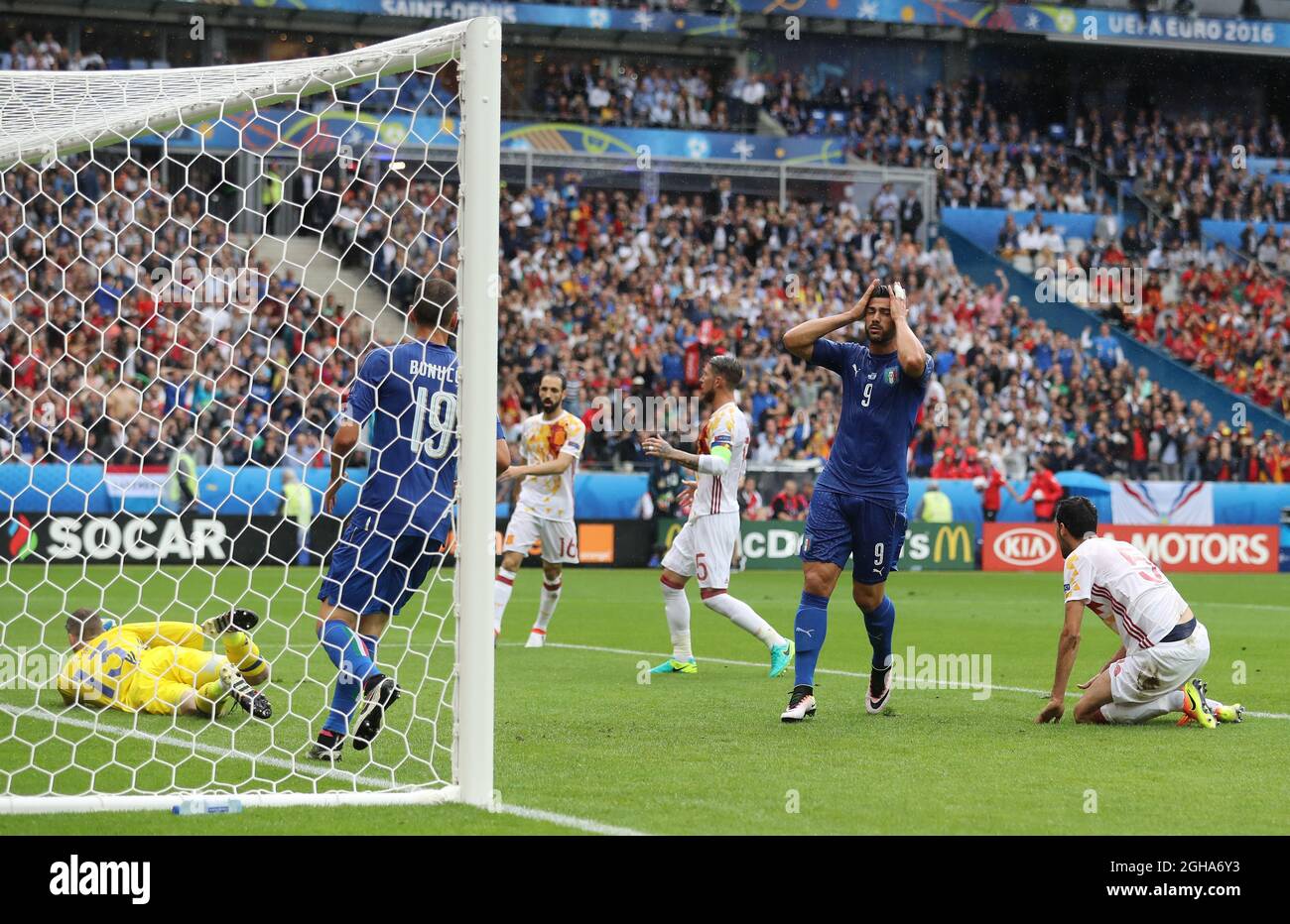 Graziano Pelle aus Italien reagiert nach einem Spanischen David De Gea während der UEFA-Europameisterschaft 2016 im Stade de France, Saint Denis, Paris. Bild Datum 27. Juni 2016. PIC David Klein/Sportimage über PA Images Stockfoto