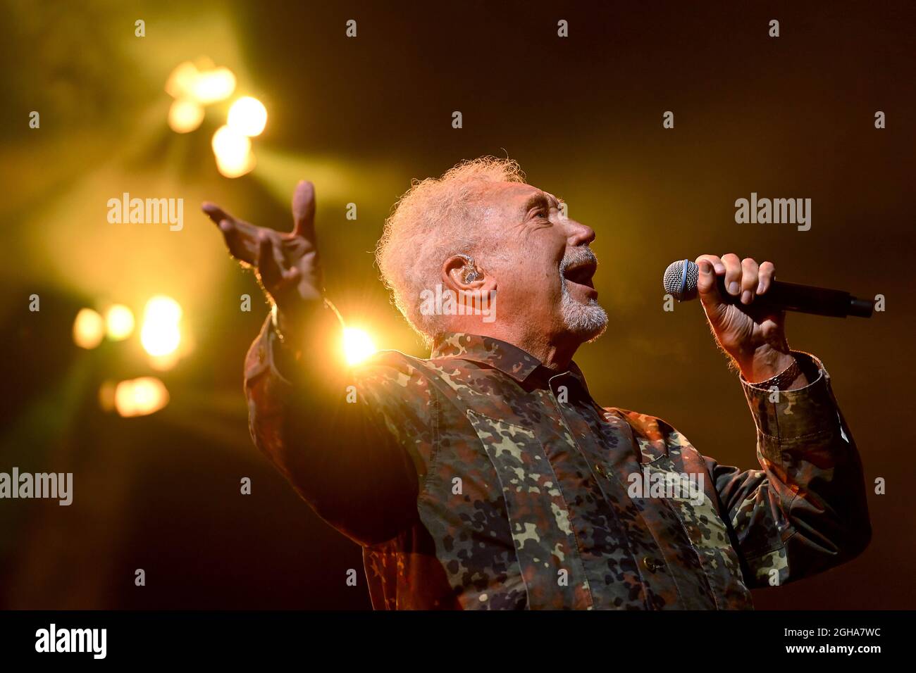 Sänger Tom Jones auf der Bühne, der live bei Telford 2021 auftrat Stockfoto