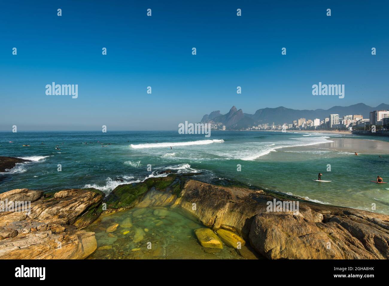 Blick auf die Felsen von Arpoador Beach und Ipanema Beach in Rio de Janeiro, Brasilien Stockfoto