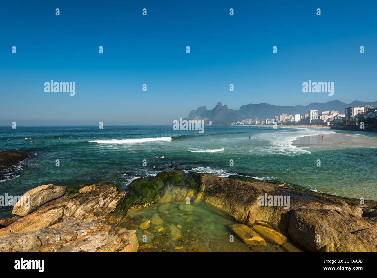 Blick auf die Felsen von Arpoador Beach und Ipanema Beach in Rio de Janeiro, Brasilien Stockfoto