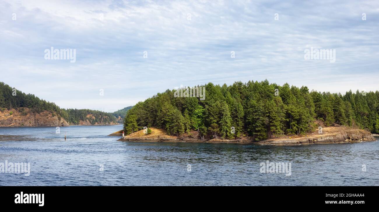 Blick auf die wunderschönen Gulf Islands an einem sonnigen Tag. Stockfoto