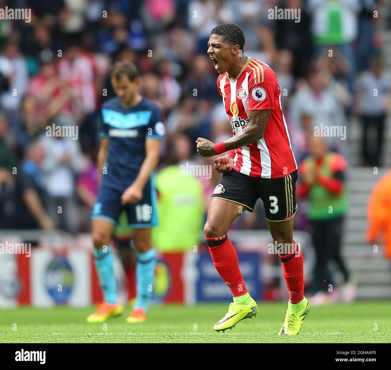 Patrick van Aanholt aus Sunderland feiert den Torreigen während des Premier League-Spiels im Stadium of Light in Sunderland. Bilddatum: 21. August 2016. PIC Simon Bellis/Sportimage über PA Images Stockfoto