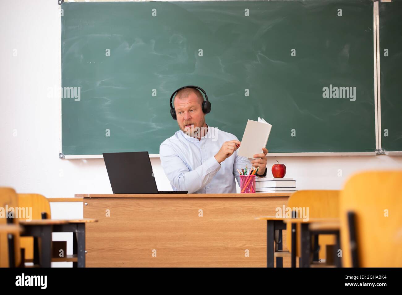 Back to School Konzept. Schule Mathematik Lehrer geben virtuellen Unterricht Remote-Klasse Online-Unterricht auf Laptop-Computer Stockfoto