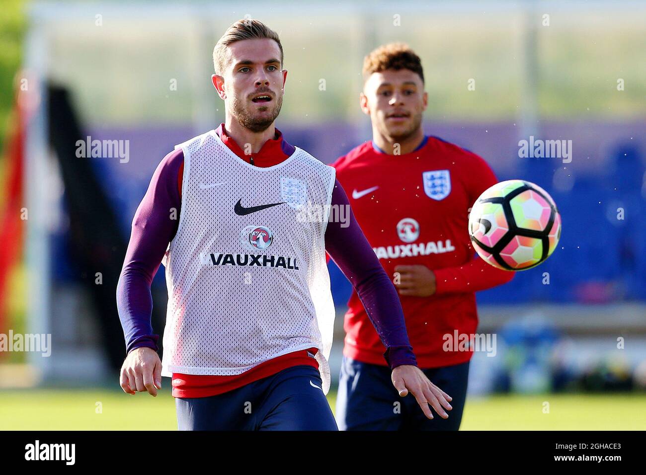 Jordan Henderson und Alex Oxlade-Chamberlain aus England während des Trainings im St. George's Park, Burton. Bilddatum: 4. Oktober 2016. PIC Matt McNulty/Sportimage über PA-Bilder Stockfoto