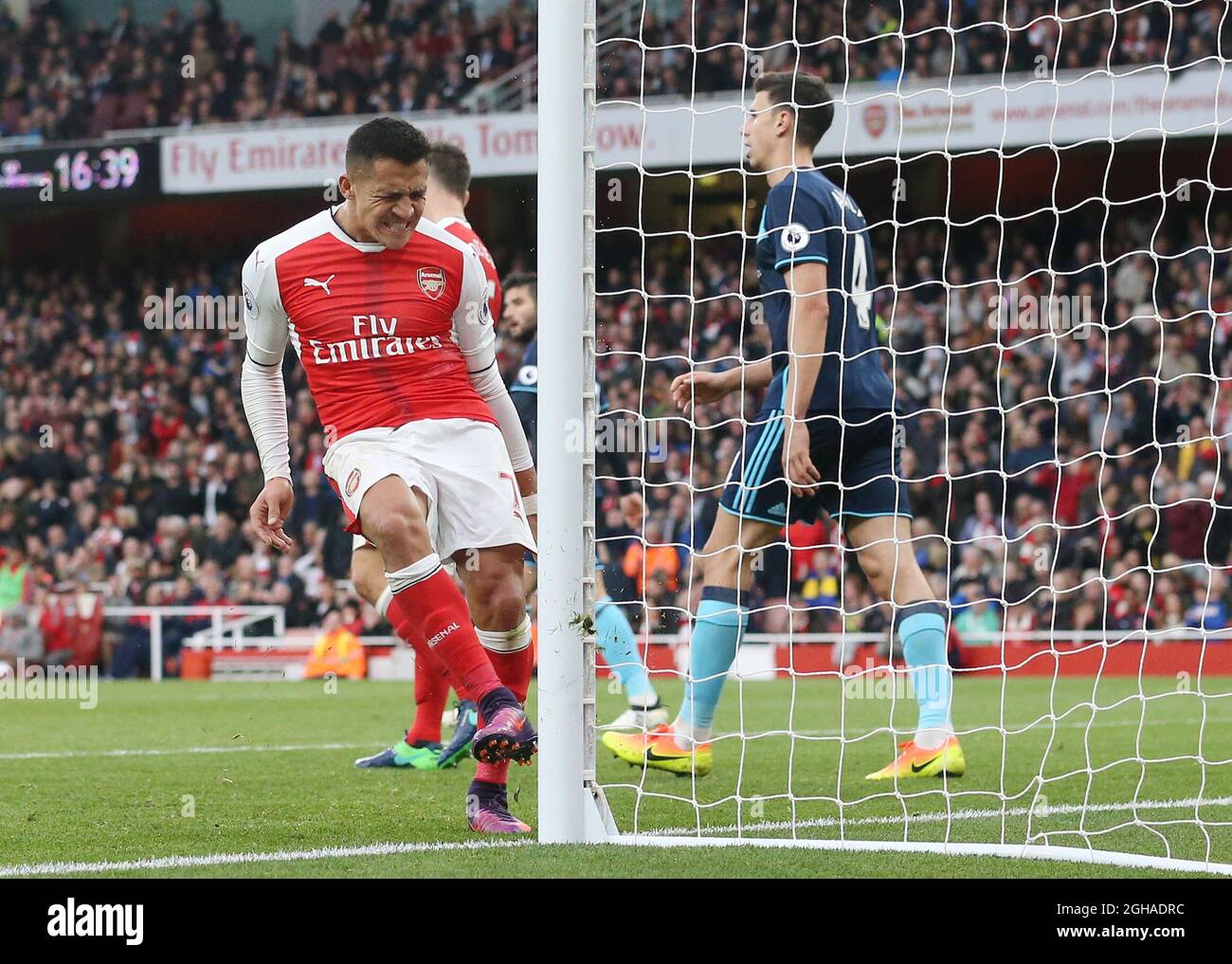 Alexis Sanchez von Arsenal sieht während des Spiels der Premier League im Emirates Stadium in London niedergeschlagen aus. Bilddatum 22. Oktober 2016 Pic David Klein/Sportimage via PA Images Stockfoto