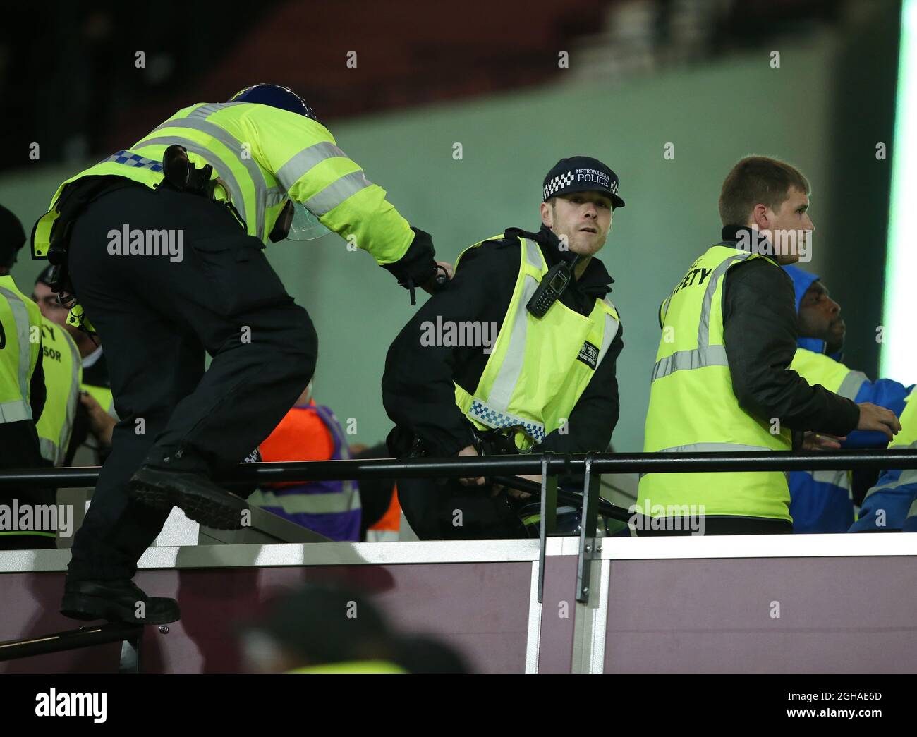 Während des Spiels des EFL Cup im Londoner Stadion kommt die Polizei ins Stadion. Bilddatum 26. Oktober 2016 Pic David Klein/Sportimage via PA Images Stockfoto