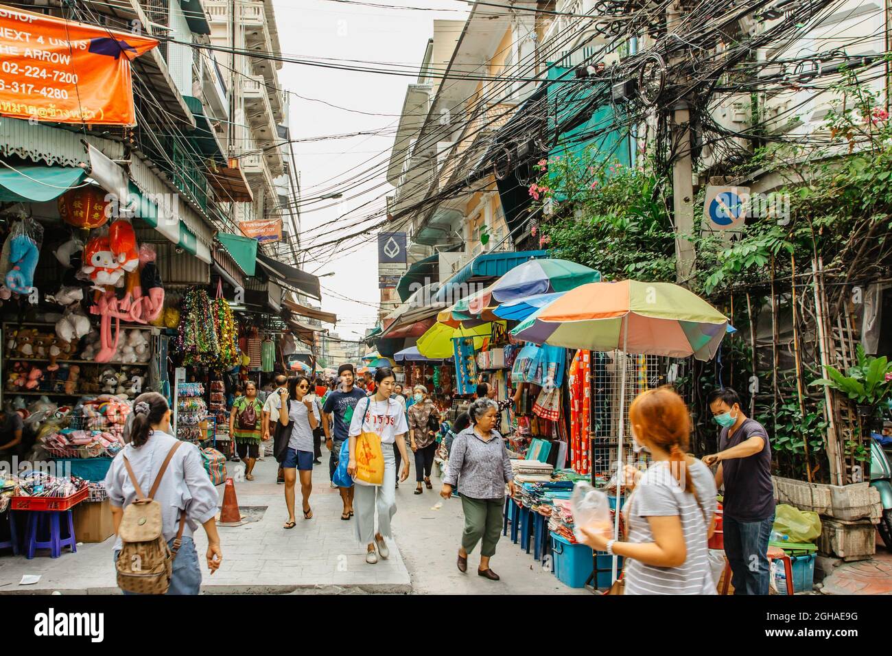 Bangkok, Thailand - 17,2020. Januar.geschäftigen Morgen in Chinatown, Einkaufsleute, Marktstände, Verkäufer mit Souvenirs.Thai überfüllten Straße, Neon-Sehenswürdigkeiten Stockfoto