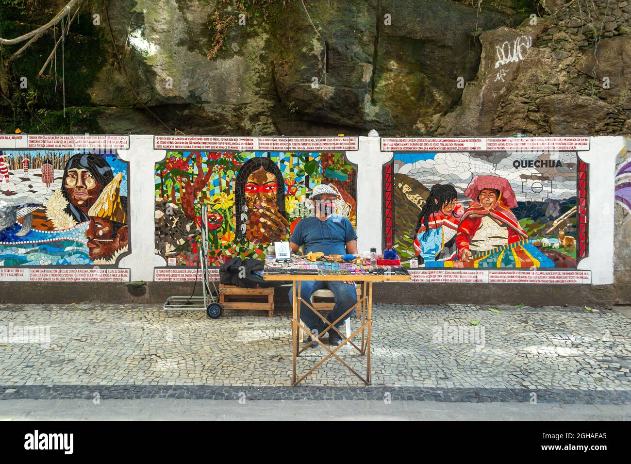 Ein Brasilianer, der kleine Gegenstände in einer Kopfsteinpflasterstraße im Stadtteil Morro de la Concepcion (Morro da Conceição) in Rio de Janeiro, Brasilien, verkauft. Stockfoto