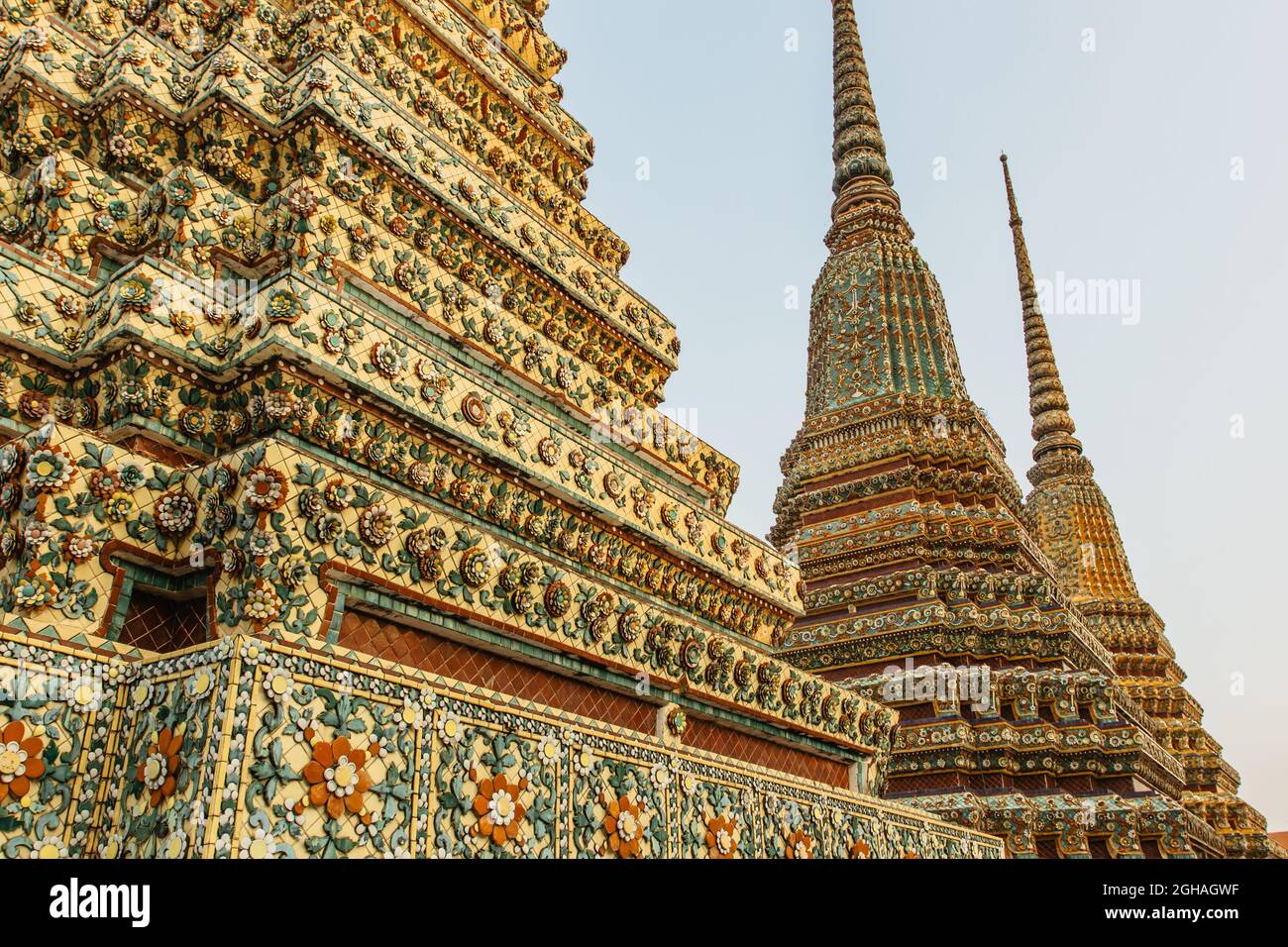 Bangkok, Thailand - Januar 17,2020. Wat Pho, alter buddhistischer Tempelkomplex mit liegender Buddha. Beliebte Touristenattraktion enthält mehrere Hallen Stockfoto