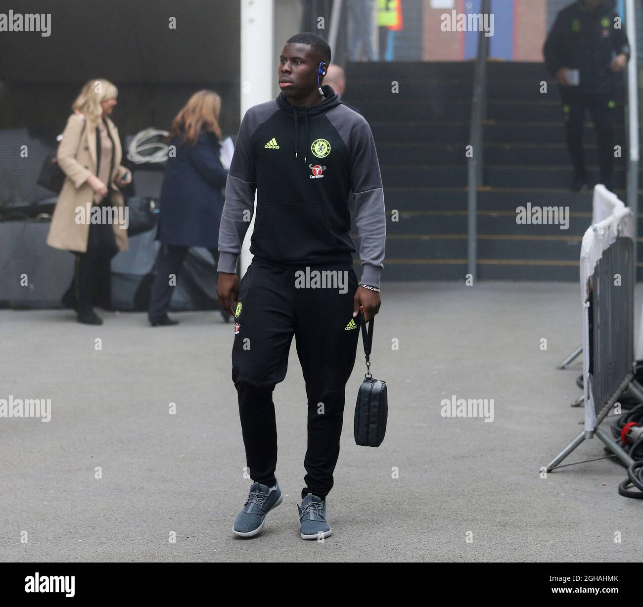 Chelsea's Kurt Zouma kommt für das Spiel während des Premier League-Spiels im Selhurst Park Stadium, London. Bilddatum 17. Dezember 2016 Pic David Klein/Sportimage via PA Images Stockfoto