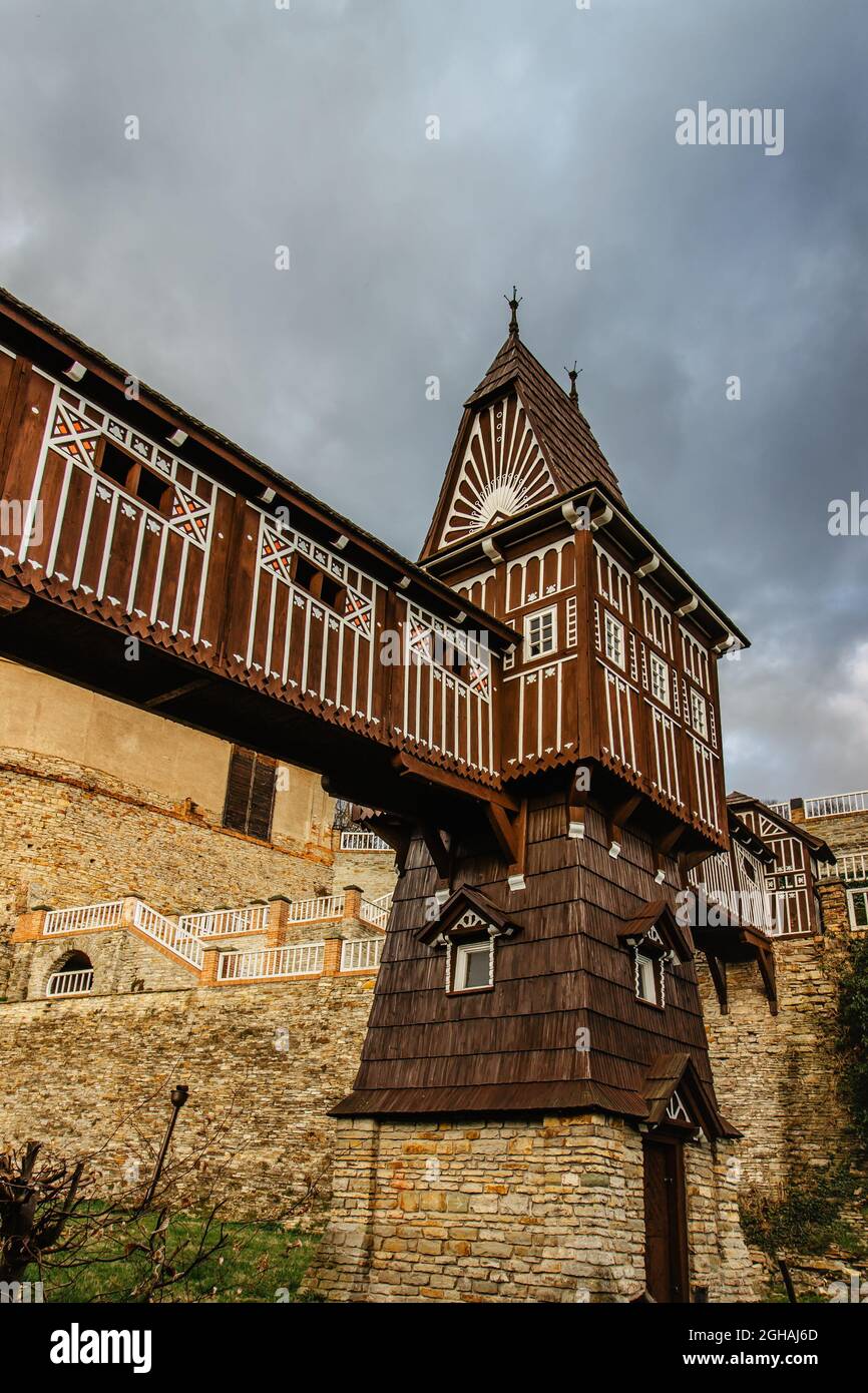 Alte geschnitzte hölzerne Jurkovic Brücke mit charmanten Burgturm in Nove Mesto nad Metuji, Perle von Ostböhmen, Tschechische Republik.Tschechische Renaissance Stockfoto