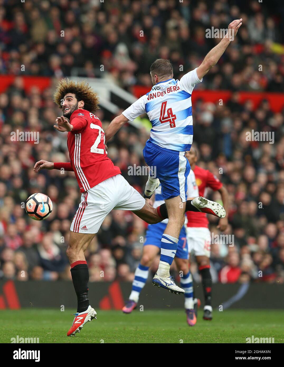 Mauroane Fellaini aus Manchester vereinigte sich mit Joey Van Den Berg aus Reading während des dritten Spiels des FA Cup im Old Trafford Stadium, Manchester. Bilddatum: 7. Januar 2017. PIC Credit sollte lauten: Simon Bellis/Sportimage via PA Images Stockfoto