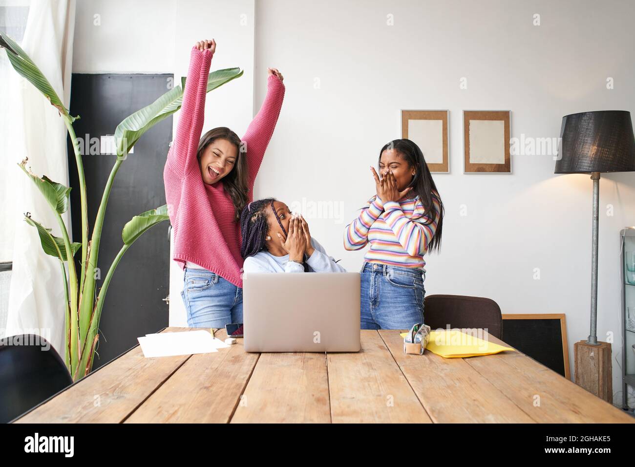 Begeisterte Geschäftsfrauen feiern unglaubliche Online-Ergebnisse, glückliche Partner, die von großartigen Leistungen oder Teamsiegen motiviert sind, begeistert Stockfoto