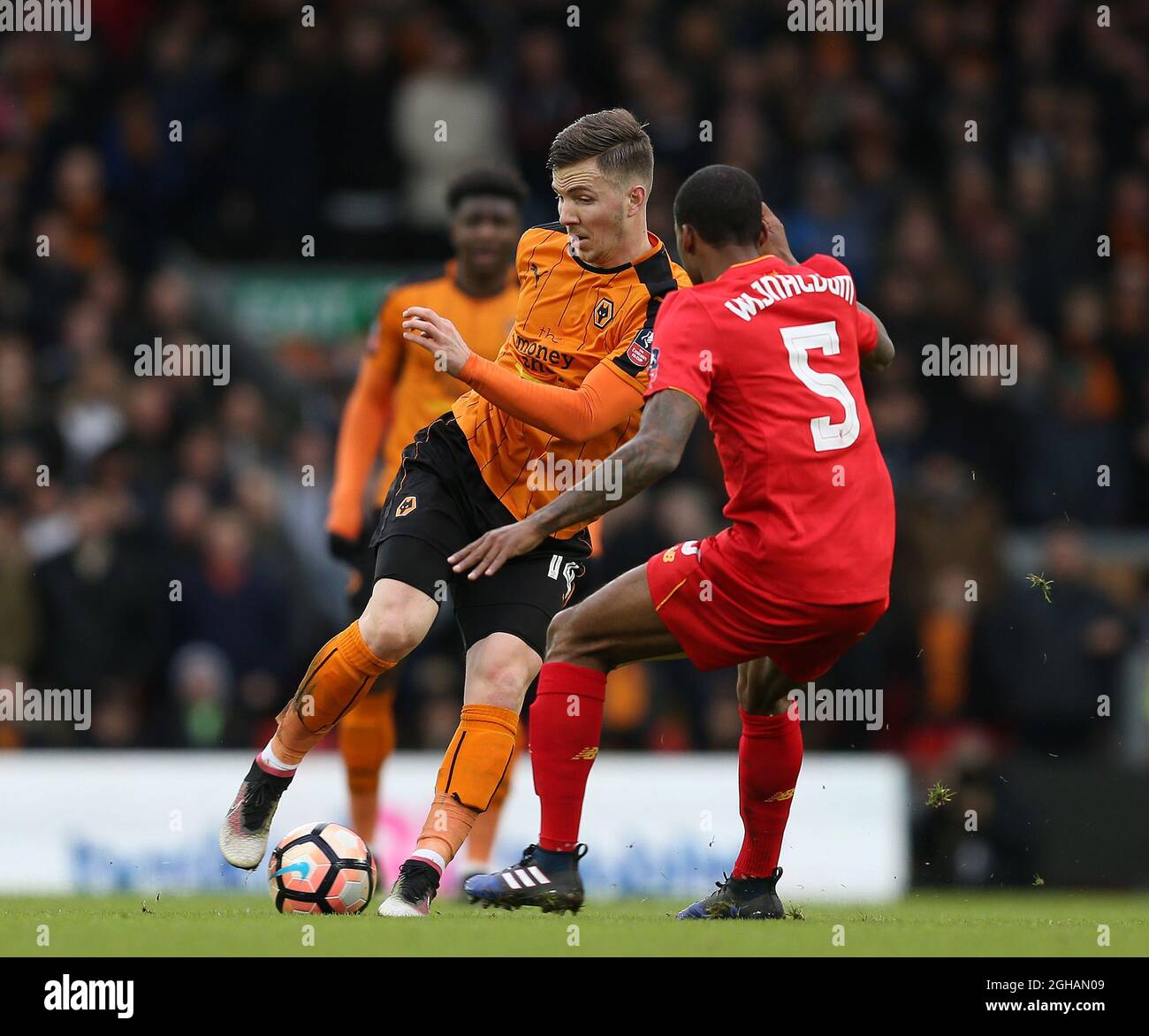 Lee Evans von Wolverhampton Wanderers wird Georgina Wijnaldum von Liverpool während des vierten Spiels des englischen FA Cups im Anfield Stadium, Liverpool Bilddatum: 28. Januar 2017. PIC Simon Bellis/Sportimage über PA Images Stockfoto