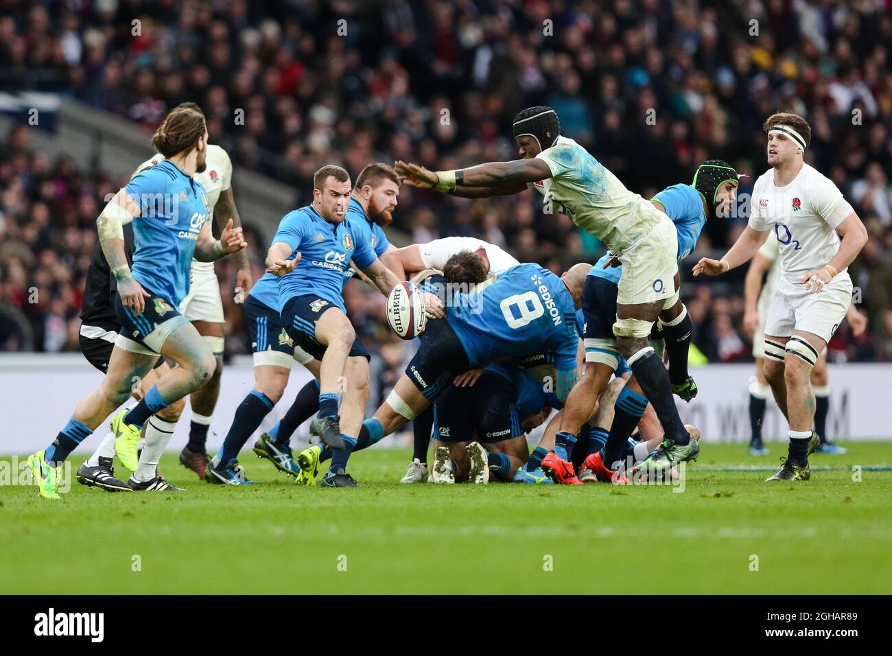 Der Engländer Maro Itoje stellt den Italiener Edoardo Gori während des RBS 6 Nations-Spiels 2017 im Twickenham Stadium, London, vor. Bilddatum: 26. Februar 2017. PIC Charlie Forgham-Bailey/Sportimage via PA Images Stockfoto