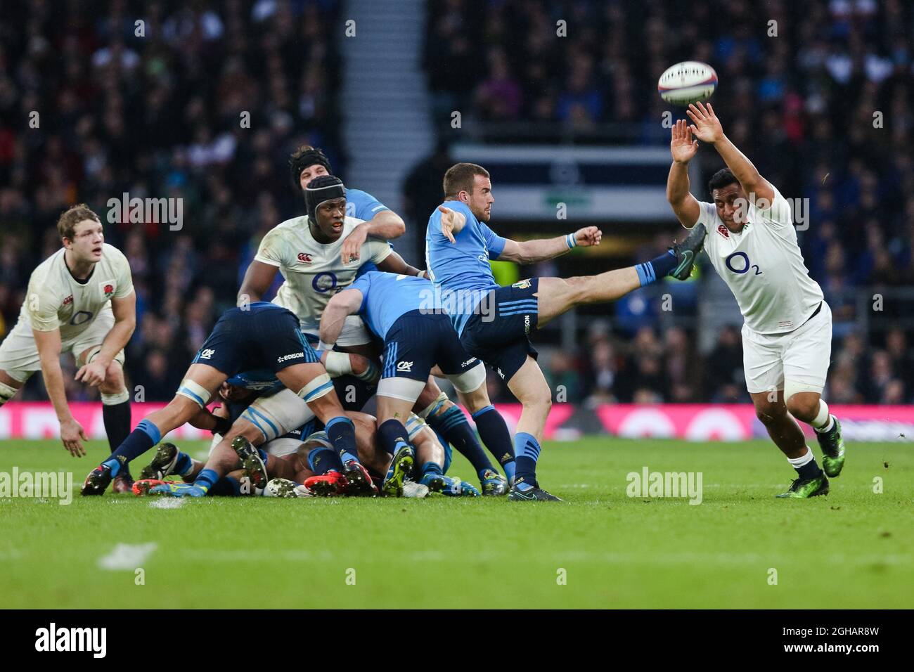 Der englische Mako Vunipola versucht, den italienischen Edoardo Gori während des RBS 6 Nations-Spiels 2017 im Twickenham Stadium, London, anzufallen. Bilddatum: 26. Februar 2017. PIC Charlie Forgham-Bailey/Sportimage via PA Images Stockfoto