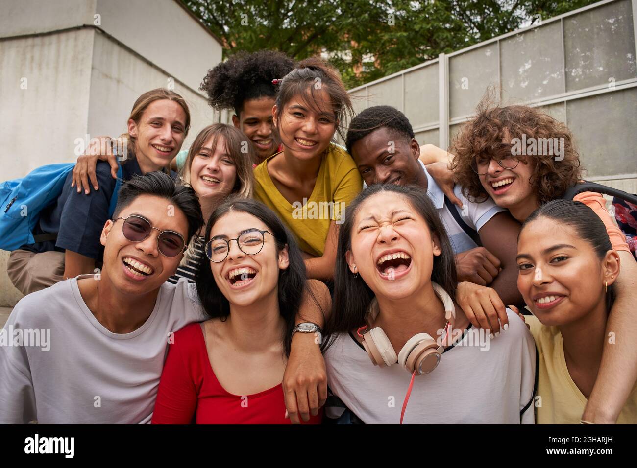 Selfie einer Gruppe von Studenten, die lachend auf die Kamera schauen. Glücklich, wieder in der Schule zu sein und mit ihren Klassenkameraden zusammen zu sein. Stockfoto