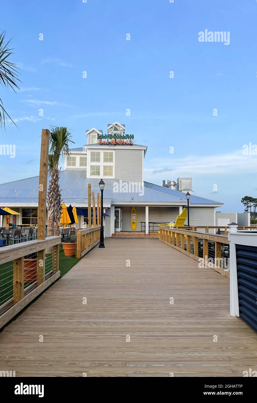 Myrtle Beach, SC / USA - 1. September 2021: Vorderansicht des Landshark Bar and Grill Restaurants bei Barefoot Landung in Myrtle Beach Stockfoto