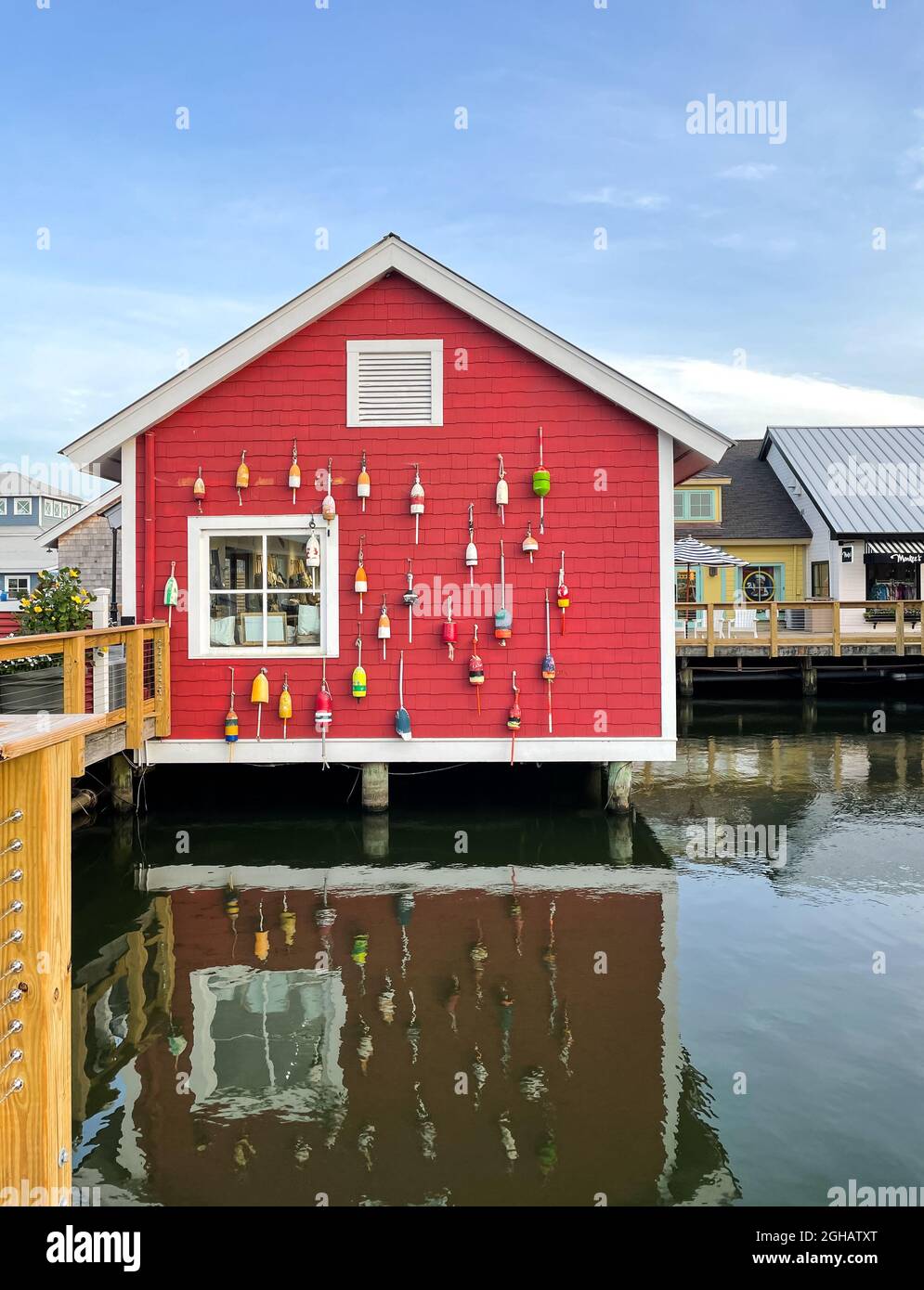 Myrtle Beach, SC / USA - 1. September 2021: Nahaufnahme eines über dem Wasser gelegenen Speichers bei Barefoot-Landung in Myrtle Beach Stockfoto