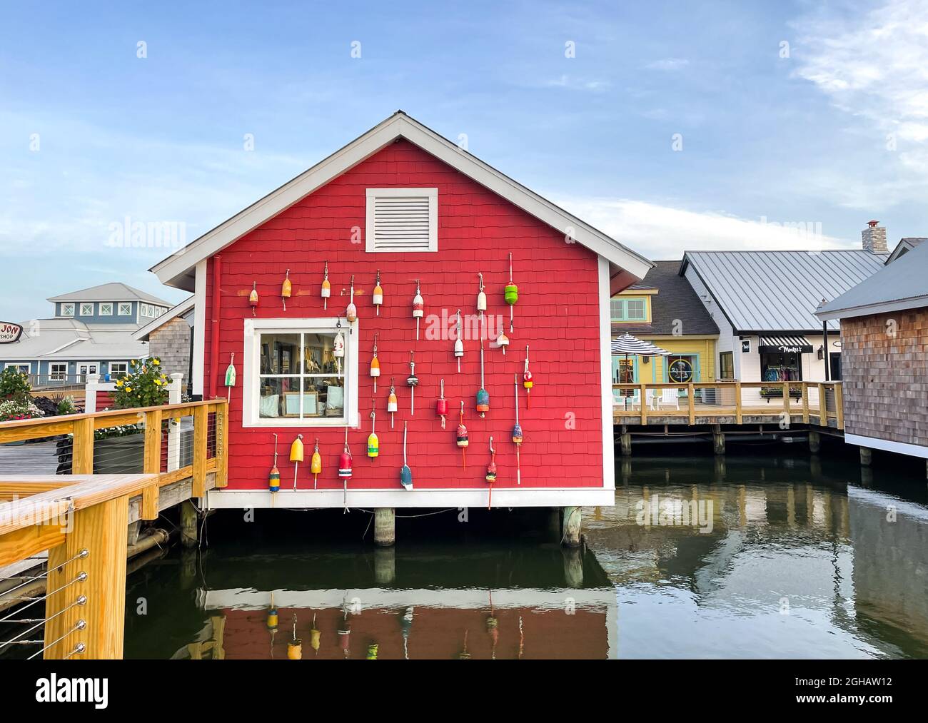 Myrtle Beach, SC / USA - 1. September 2021: Nahaufnahme eines über dem Wasser gelegenen Speichers bei Barefoot-Landung in Myrtle Beach Stockfoto