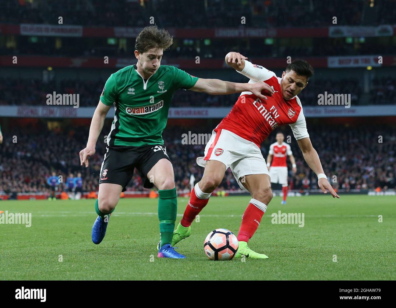 Alexis Sanchez von Arsenal stottet mit Lincolns Alex Woodyard während des Finales des FA Cup Quarter im Emirates Stadium, London. Bilddatum 11. März 2017 Pic David Klein/Sportimage via PA Images Stockfoto