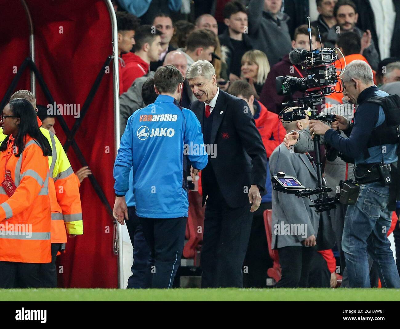 Arsenals Arsene Wenger mit Danny Cowley Lincolns während des Finales des FA Cup Quarter im Emirates Stadium, London. Bilddatum 11. März 2017 Pic David Klein/Sportimage via PA Images Stockfoto